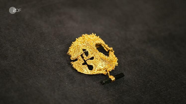 Die Goldbrosche von Björn Weckström von Lapponia aus den 1970er-Jahren hat einen Wert von 1.700 bis 2.000 Euro. Susanne Steiger gibt 1.800 Euro für das Schmuckstück aus.