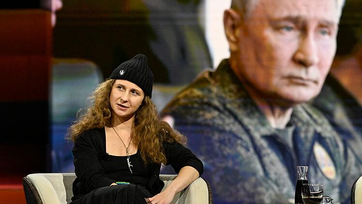 Aktivistin Maria Aljochina warnte am Donnerstagabend vor der Brutalität Putins und erläuterte, was sie als Kreml-Kritikerin erleben musste.
