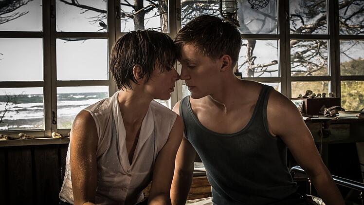 Nach ihrer R&uuml;ckkehr in ihre Heimat an der Ostsee nimmt Stella (Julia Koschitz) eine Stelle an der hiesigen Schule an. Dort verdreht sie ihrem 18-j&auml;hrigen Sch&uuml;ler Christian (Jonas Nay) schnell den Kopf. Es dauert nicht lange, bis sie sich heimlich n&auml;her kommen.