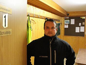 Martin Würstlein, Vorsitzender des SV Borussia Siedlung Lichtenfels, in der Umkleide, in der am 6. November der Dieb zuschlug. Foto: Bastian Girg