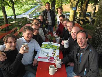 Der Biergartentester Thomas Glocker (links) und seine Freunde besuchten den Ebensfelder Engelhardtskeller und waren begeistert. Das freut natürlich auch den Wirt, Norbert Engelhardt (Zweiter von links), der mit seinen Gästen den Junggesellenabschied feierte. Fotos: Matthias Einwag