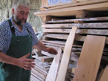 Hans Karl Hertel in seinem Reich: In einem Schuppen befindet sich seine Holzsammlung. Er besitzt Bretter zahlloser Holzarten.Fotos: Monika Schütz