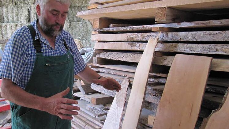 Hans Karl Hertel in seinem Reich: In einem Schuppen befindet sich seine Holzsammlung. Er besitzt Bretter zahlloser Holzarten.Fotos: Monika Schütz