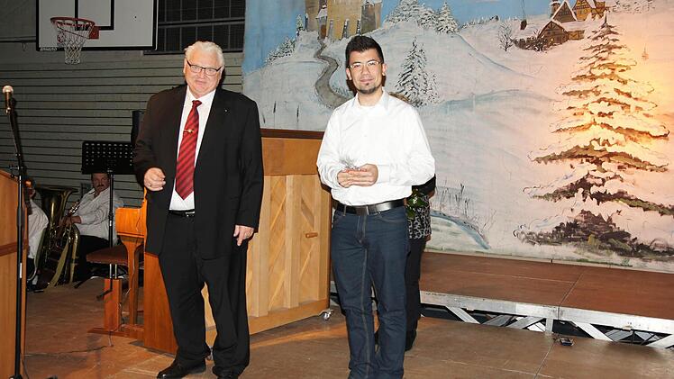 Bürgermeister Joachim Wersal und Maximiliano Pugliese, der Würfelstapler