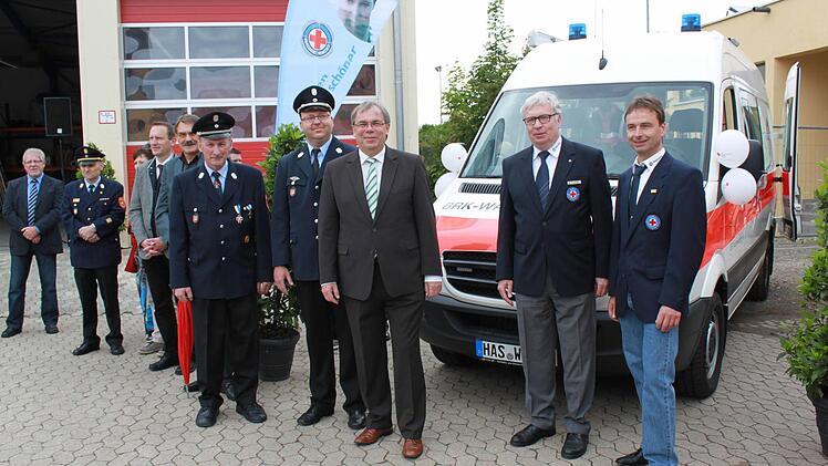 Nicht nur gemeinsam Hand in Hand arbeiten sondern auch zusammen feiern: Mit Sands Bürgermeister Bernhard Ruß (Mitte) freuen sich die beiden Feuerwehr-Kommandanten Lothar Mühlfelder und Andreas Winkler (von links) über den gelungenen Erweiterungsbau am bestehenden Feuerwehrgerätehaus sowie Ortsgruppenleiter Manfred Bergmann und Wasserwacht Bezirksvorsitzender Thomas Reinelt (von rechts) über das neue Einsatzfahrzeug.