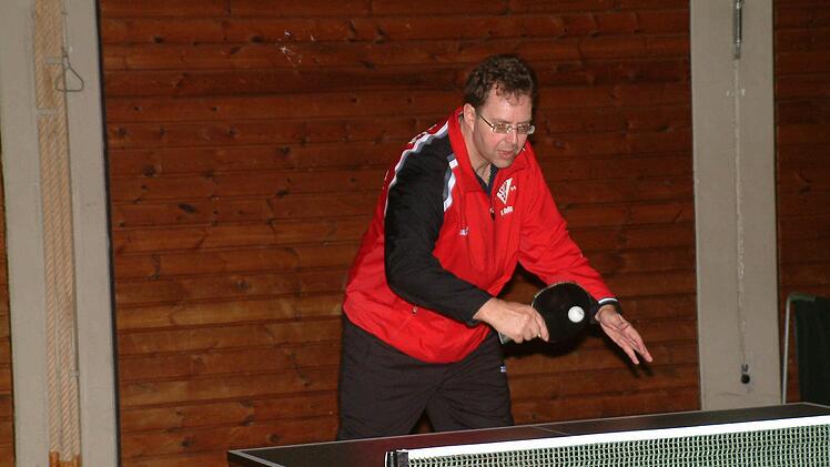 Beim 9:7-Sieg des TSV Ebersdorf gegen den TTC Alexanderhütte II (2. Kreisliga) war Volkmar Reitz der überragende Spieler. Der Ebersdorfer gewann seine beiden Einzel sowie das Eingangs- und Schlussdoppel mit Rene Großmann.  Foto: Hans Franz