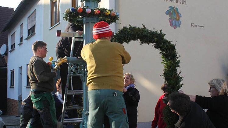 Auch Männer helfen mit. Foto: Carmen Schwind