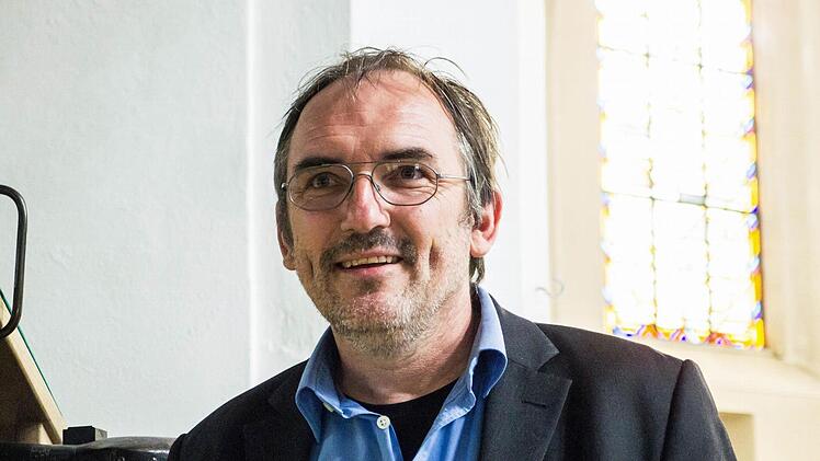 Samba-Festival in Coburg: Dekan Andreas Kleefeld begrüßt die Quastenflosser in der Heilig-Kreuz-KircheFoto: Jochen Berger