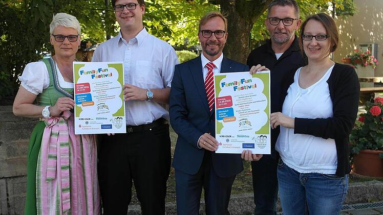 V. l.: Bräuhaus-Pächterin Monika Steiner, Oliver Zeitler (Firma NorisColor), Markus Lieb (Sparkasse) sowie Jürgen Ziegler und Melanie Dippold (Kreisjugendring) freuen sich auf das Festival.