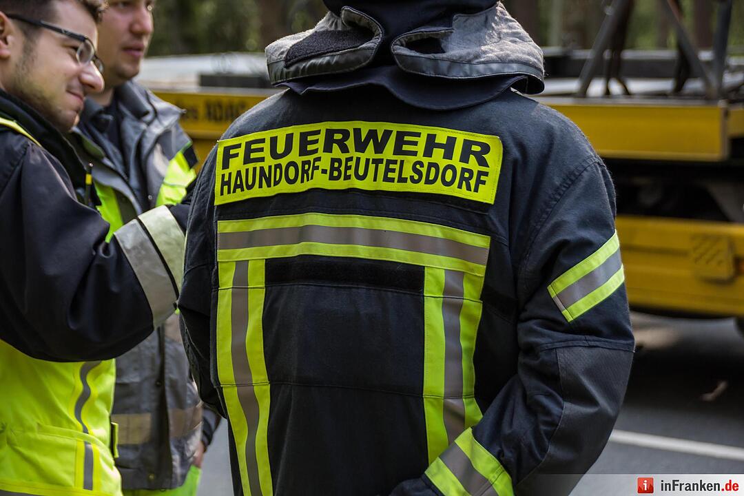 Unfall: Auto gerät bei Beutelsdorf auf Gegenfahrbahn und streift einen Traktor