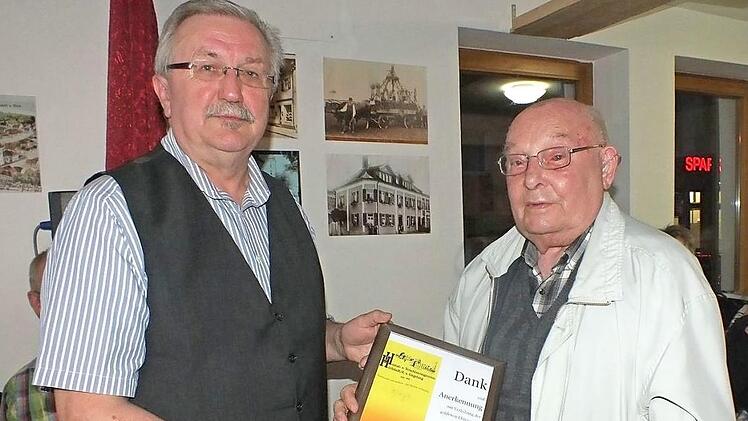 Georg Römer (l.) zeichnete Alois Schell aus.