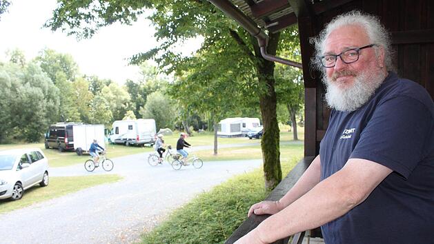 Karl Gr&ouml;schel ist in der zehnten Saison Platzwart am Maincamping Lichtenfels. Er wei&szlig;, was auf dem Platz l&auml;uft, kennt viele G&auml;ste beim Namen und hat immer ein freundliches Wort und bei Bedarf einen Rat f&uuml;r sie. Fotos: Popp