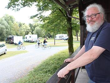 Karl Gröschel ist in der zehnten Saison Platzwart am Maincamping Lichtenfels. Er weiß, was auf dem Platz läuft, kennt viele Gäste beim Namen und hat immer ein freundliches Wort und bei Bedarf einen Rat für sie. Fotos: Popp