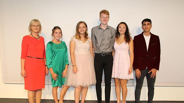 Die besten Sch&uuml;ler der Wirtschaftsschule 2018 wurden von Oberstudiendirektorin Martina Borcherding (links) ausgezeichnet. Foto: Desombre