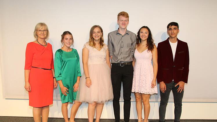 Die besten Schüler der Wirtschaftsschule 2018 wurden von Oberstudiendirektorin Martina Borcherding (links) ausgezeichnet. Foto: Desombre