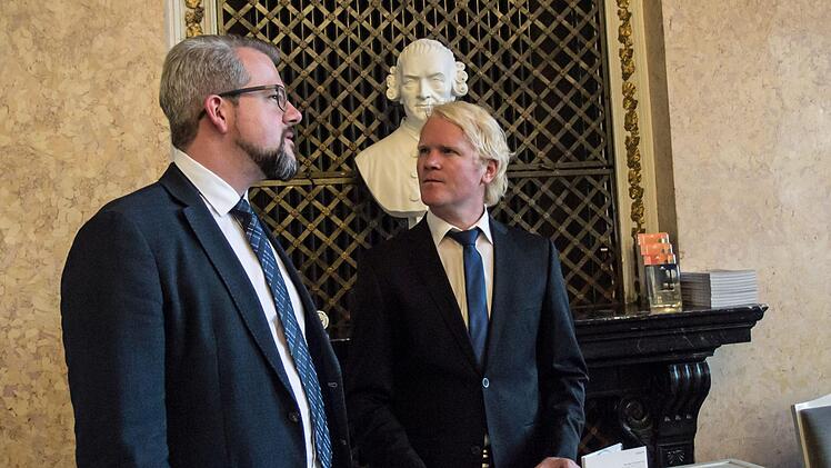Impressionen vom 1. Sinfoniekonzert der Saison 2018/2019 im Landestheater Coburg:erger Symphoniker. Intendant Bernhard F. Loges (links) im Gespräch mit Christoph Eß, Solohornist der BambFoto: Jochen Berger