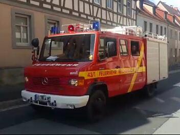Mit Tatütata hat sich der Tross der Feuerwehr Reichenbach in Münnerstadt am Sonntagnachmittag Aufmerksamkeit verschafft. Doch es war kein Ernstfall, sondern eine Ausfahrt zum Jubiläum. Das zieht jetzt Konsequenzen nach sich, denn es wurde Anzeige erstattet. Video-Screenshot Heike Beudert/Video: Reinhold Heppt