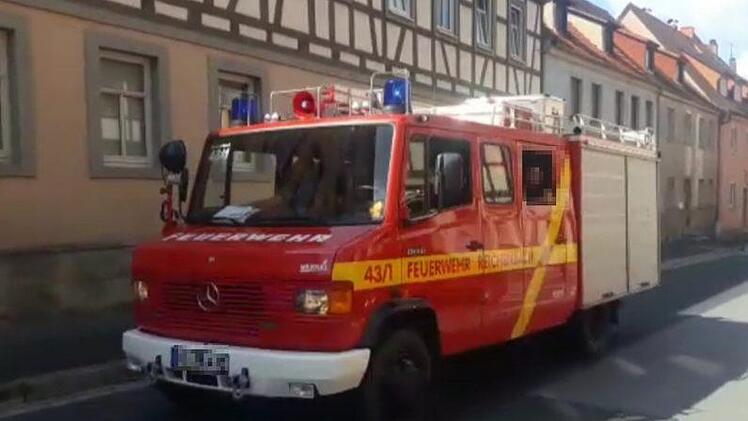 Mit Tatütata hat sich der Tross der Feuerwehr Reichenbach in Münnerstadt am Sonntagnachmittag Aufmerksamkeit verschafft. Doch es war kein Ernstfall, sondern eine Ausfahrt zum Jubiläum. Das zieht jetzt Konsequenzen nach sich, denn es wurde Anzeige erstattet. Video-Screenshot Heike Beudert/Video: Reinhold Heppt