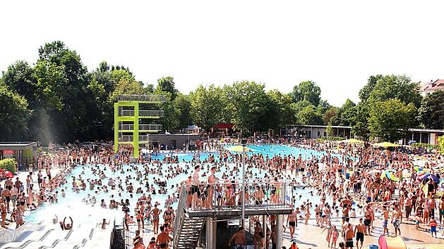 Das Westbad ist das besucherst&auml;rkste Bad in N&uuml;rnberg. An hei&szlig;en Tagen kommen bis zu 8000 G&auml;ste.  Foto: Stadt N&uuml;rnberg, N&uuml;rnbergBad
