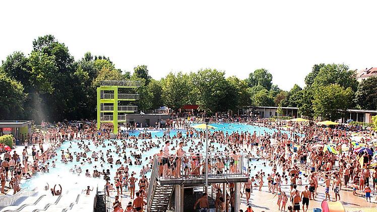 Das Westbad ist das besucherstärkste Bad in Nürnberg. An heißen Tagen kommen bis zu 8000 Gäste.  Foto: Stadt Nürnberg, NürnbergBad