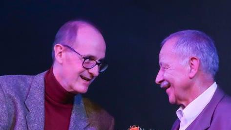 Lebenshilfe-Vorsitzender Klaus Gallenz (r.) wird für sein Engagement über 40 Jahre von seinem Stellvertreter Michael-Aljoscha  Eulig geehrt. Foto: Barbara Herbst