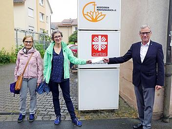 Ruth Lohmaier (l.) und Bettina Quandt freuen sich über die Spende des Lions-Club Präsidenten Klaus Deißenberger. Foto: Richard Sänger