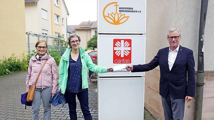 Ruth Lohmaier (l.) und Bettina Quandt freuen sich über die Spende des Lions-Club Präsidenten Klaus Deißenberger. Foto: Richard Sänger