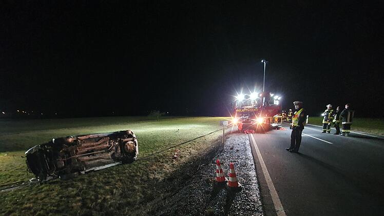 Mit einer Seilwinde konnte das Auto geborgen werden. Foto: Dominik Mohr