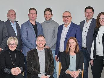 Der neue Caritasrat: (hinten, von links) Florian Atzm&uuml;ller, Diakon Klaus Eckert, Vorstand David Hettiger, RA Stephan Freidhof, Diakon Christoph Glaser, Benedikt Ke&szlig;ler (stellvertretender Caritasratsvorsitzender), Petra Reith; (vorne von links): An...