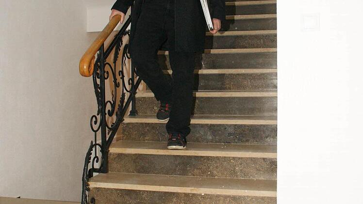 Manfred Finster präsentiert das Treppenhaus der Villa,.