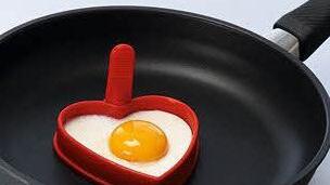 Ein Muss für den vor- und nachösterlichen Frühstückstisch: die Silikon-Spiegelei-Form, mit der sich das weiß-gelbe Tierprodukt kinderleicht in Herzchenform braten lässt. Darauf haben wir lange gewartet. Foto: privat
