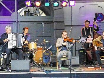 "Radio Europa" - das sind (von links) Wolfgang Lell (Akkordeon), Roland Duckarm (Schlagzeug), Joerg Widmoser (Violine), Alexander Bayer (Kontrabass) und Andreas Wiersich (Gitarre). Foto: Ahnert