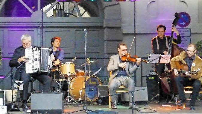 "Radio Europa" - das sind (von links) Wolfgang Lell (Akkordeon), Roland Duckarm (Schlagzeug), Joerg Widmoser (Violine), Alexander Bayer (Kontrabass) und Andreas Wiersich (Gitarre). Foto: Ahnert