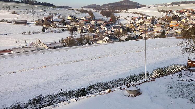 So schön kann ein winterlicher Ort bei Morgensonne aussehen. Aufgenommen am Sonntagmorgen, 28. Dezember.  Foto: Dagmar Emmler
