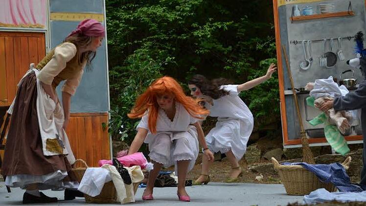 Tolle Szenen, prächtige Kostüme bietet die "Aschenputtel"-Aufführung auf der Waldbühne Heldritt. Foto: Gabi Bertram