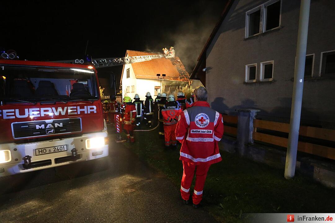 Brennender Pkw greift auf Wohnhaus ueber - Dachstuhlbrand