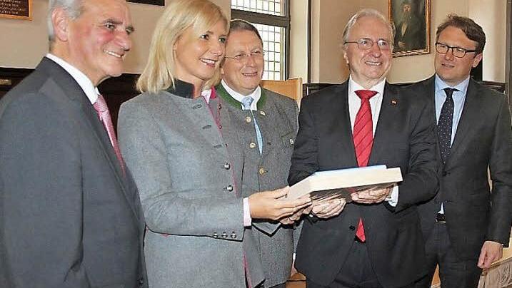 Landrat Oswald Marr, Umweltministerin Ulrike Scharf, Kulmbachs Oberbürgermeister Henry Schramm, FWO-Verbandsvorsitzender Heinz Köhler und FWO-Geschäftsführer Markus Rauh Foto: Veronika Schadeck