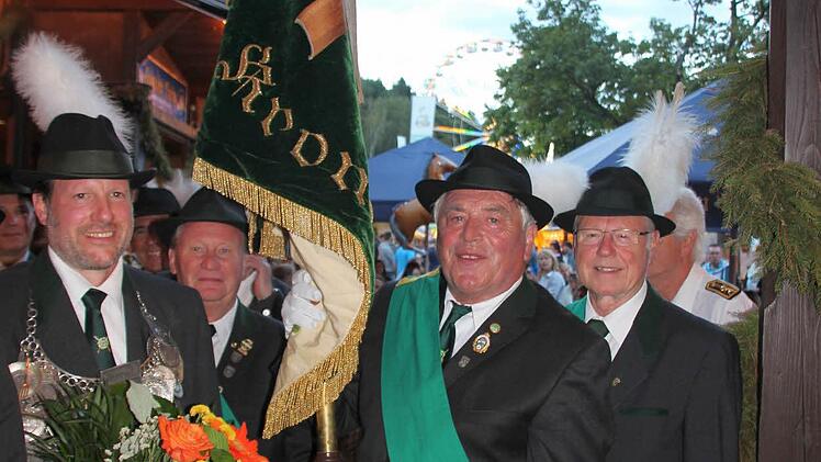 Heinz Schmidt (2. v.r.) ist seit 50 Jahren Fahnenträger. Foto: Friedwald Schedel