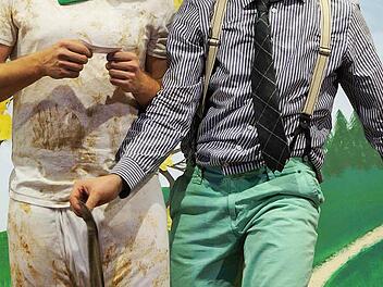 Der Lotterie-Inspektor (Jörg Handke, rechts) entdeckt Kurioses, als er dem Polizisten (Christian Schüpferling) beim Anziehen hilft: eine Schlagstock-Tasche. Foto: Denise Burkhardt