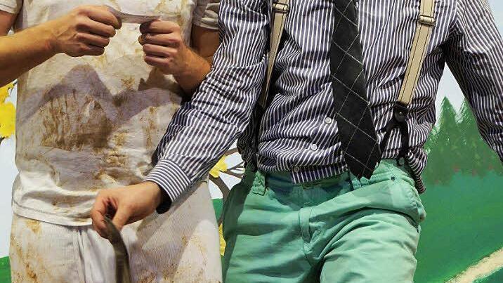 Der Lotterie-Inspektor (Jörg Handke, rechts) entdeckt Kurioses, als er dem Polizisten (Christian Schüpferling) beim Anziehen hilft: eine Schlagstock-Tasche. Foto: Denise Burkhardt