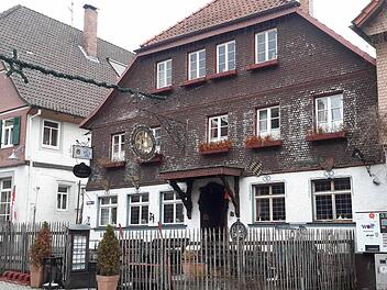 Seit über einem halben Jahr sind die Wirtshaustüren beim "Gasthof zum Stern" zu. Das menschenleere und verlassene Gebäude mitten in der Altstadt sollte schon mehrfach zu neuem Leben erweckt werden. Konkret passiert ist bisher aber noch nichts. Fotos: Rolf Pralle