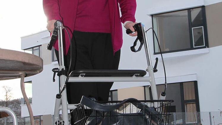 Probefahrt auf der Terrasse: Christa Jansen stürzte beim Überqueren der Ernst-Putz-Straße und war lange im Krankenhaus. Foto: Ulrike Müller