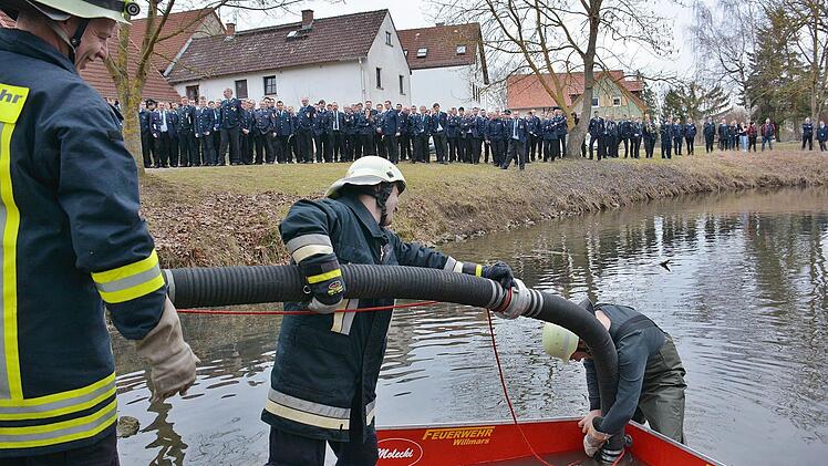 An der Fränkischen Saale bei Saal an der Saale wurde die mobile Staumauer für flache Gewässer vorgestellt.  Foto: Hanns Friedrich