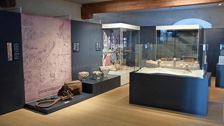 Blick in die Ausstellung "Bauen einer Burg" auf der Veste Heldburg Foto: Elke Ebers