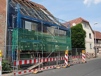 Das Dach der Scheune ist schon großteils abgetragen. Foto: Arkadius Guzy