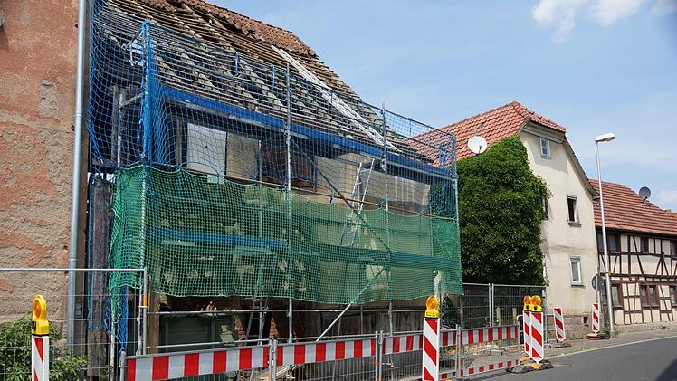 Das Dach der Scheune ist schon großteils abgetragen. Foto: Arkadius Guzy