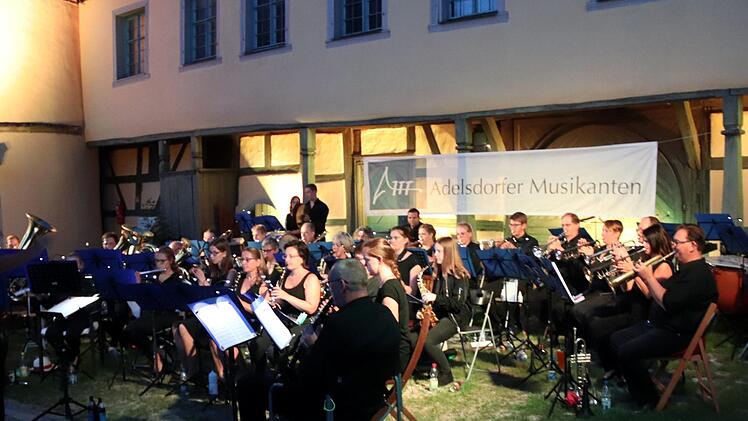 Aufritt der Adelsdorfer Musikanten. Foto: Johanna Blum