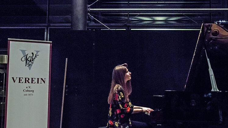 Ein anspruchsvolles Programm mit Werken von Bach bis Skrjabin gestaltete die junge Pianistin Aurelia Shimkus bei ihrem Coburg-Debüt beim "Verein" im HUK-Foyer.Foto: Jochen Berger