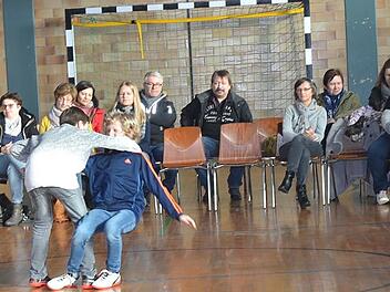 Sie sind gewappnet: Wenn sie angegriffen werden, bringen sie ihren Gegner zu Boden und werden ihn durch die gelernte Haltetechnik festhalten können, bis Hilfe kommt.