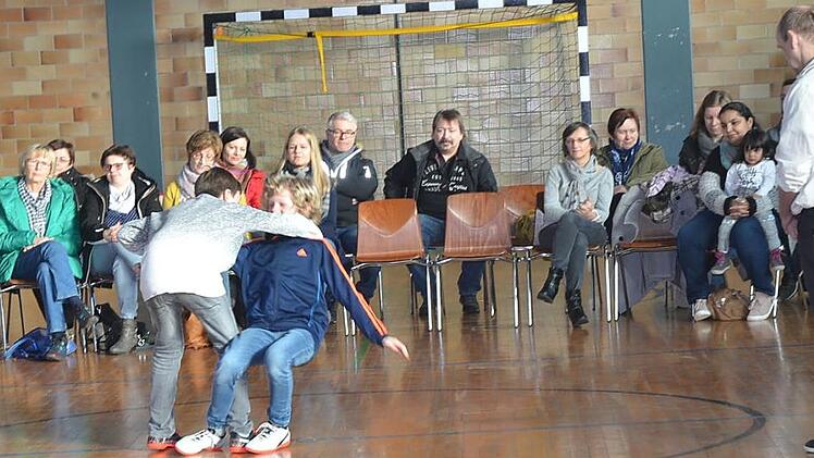 Sie sind gewappnet: Wenn sie angegriffen werden, bringen sie ihren Gegner zu Boden und werden ihn durch die gelernte Haltetechnik festhalten können, bis Hilfe kommt.